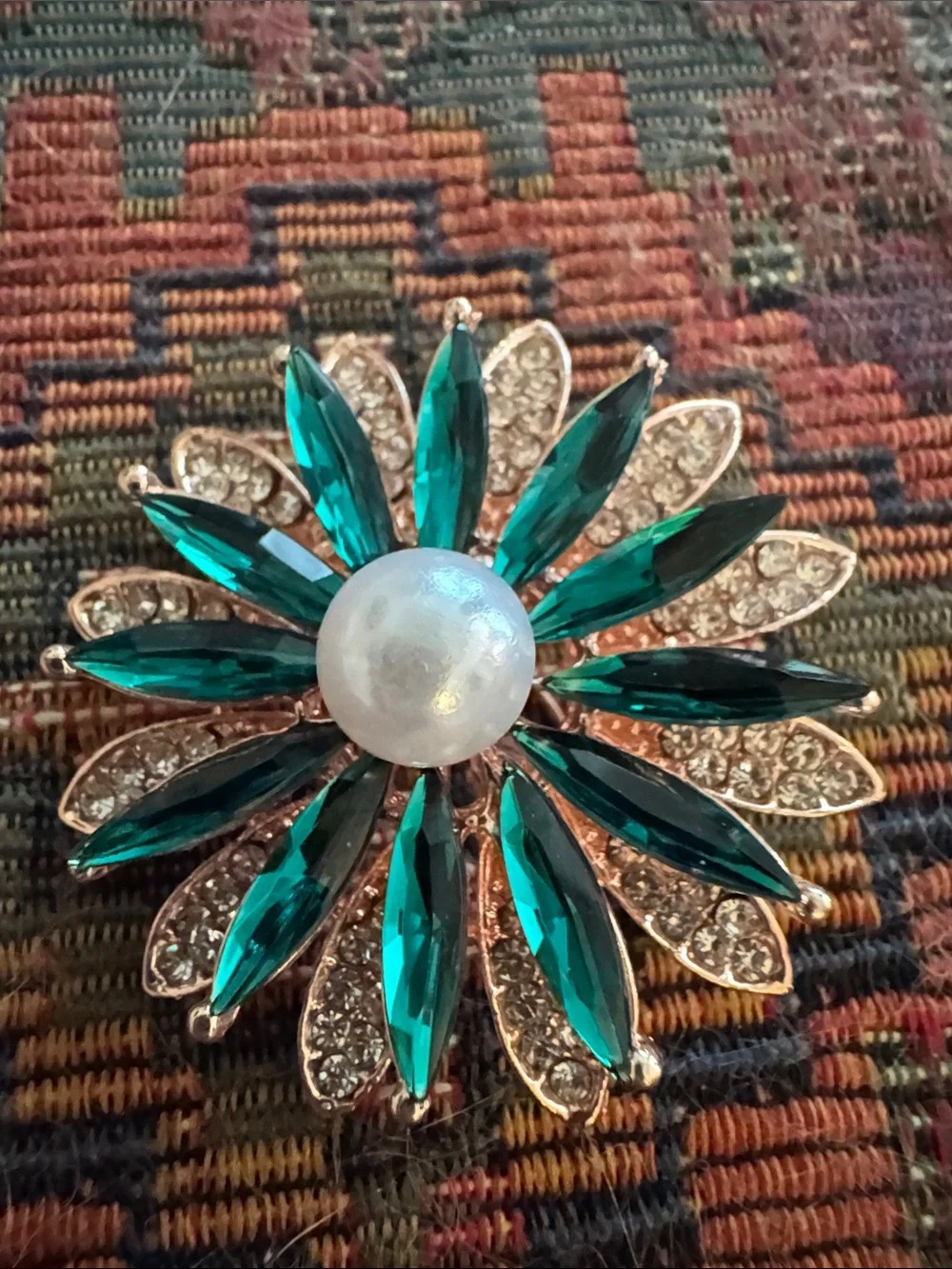 NWOT Emerald Crystal Flower Brooch with Faux Pearl Center